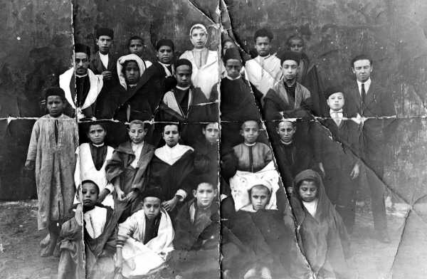 x_1920_Ecole Poncet.jpg - Ecole Poncet - TANGER / MAROC - Année scolaire: 1920Photo communiquée par  Nour-Eddine Saoud This is one of the oldest school pictures in Tangier, l'ecole poncet.My Grandfather Mr Abdelrahman Bentria is standing next to his teacher.I think it is around 1920